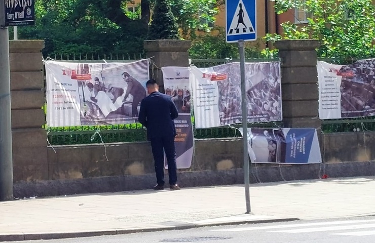 نمایشگاه اسناد جنایات گروهک منافقین مقابل دادگاه استکهلم+تصاویر
