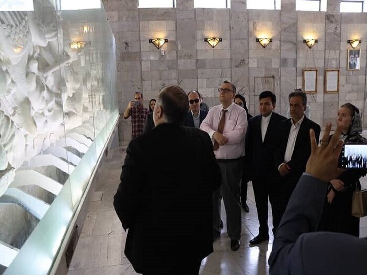 سفیر فنلاند از آرامگاه فردوسی در مشهد بازدید کرد