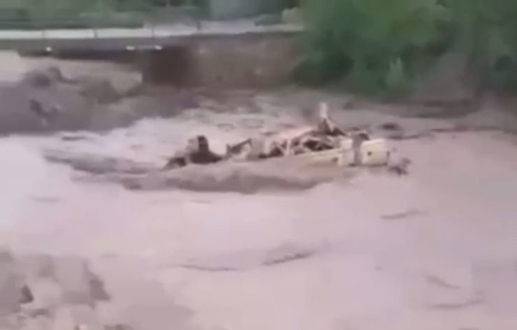 پاک سازی ویلا‌های غیرمجاز در بستر رودخانه «عارفی» مشهد پس از سیلاب اخیر