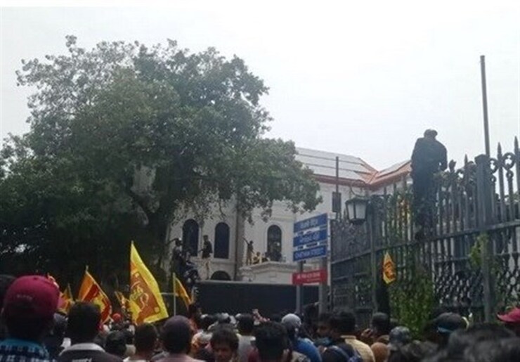 رئیس‌جمهور سریلانکا فرار کرد| حمله معترضان به مقر ریاست جمهوری