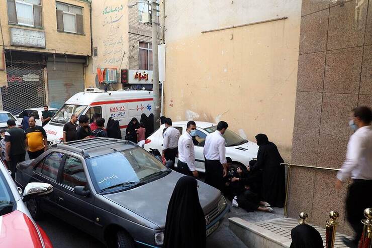 نشت گاز در هتل ۹ طبقه در مشهد | ۳۰ نفر مسموم شدند + عکس