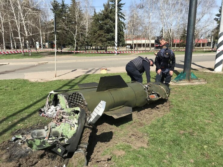 ویدئو| لحظه اصابت موشک روسیه به پارکی در شهر کرمنچوک اوکراین