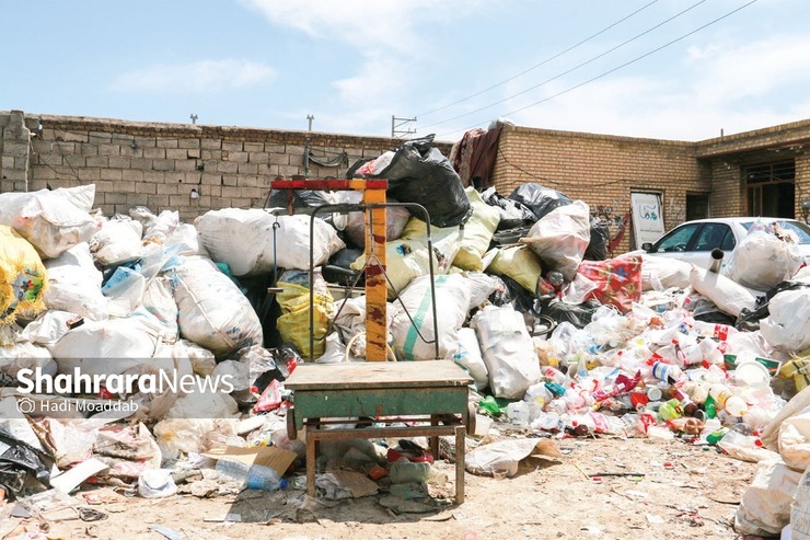 گلایه شهروندان ساکن محله مهرگان مشهد از رواج انباشت بازیافت در منازل