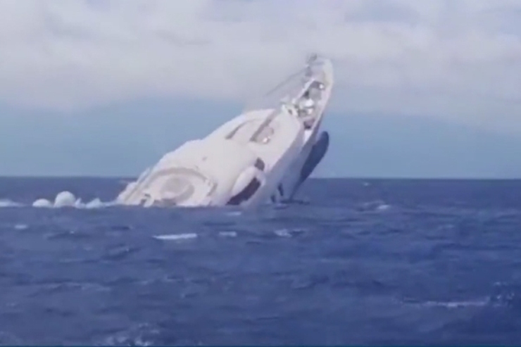 ویدئو | لحظه غرق شدن قایق تفریحی ۴۰ متری در سواحل ایتالیا