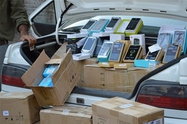 کشف ۲۴۵ دستگاه موبایل قاچاق از یک خودرو توسط مرزبانی تایباد + فیلم