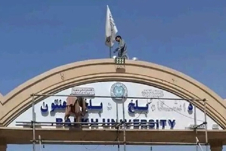 ادامه فارسی ستیزی طالبان | واژه «دانشگاه» از تابلوی دانشگاه بلخ حذف شد