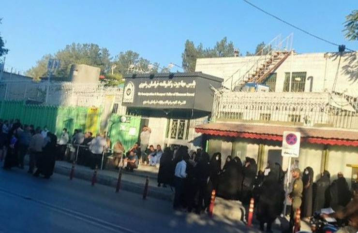 گزارشی از ازدحام جمعیت مقابل اداره گذرنامه مشهد | پشت مرز گذرنامه