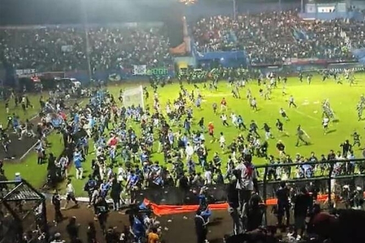فاجعه انسانی در فوتبال اندونزی | شمار کشته شدگان به ۱۸۲ تن رسید! + فیلم