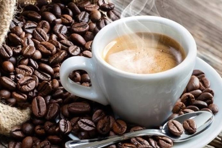قهوه چه خواصی دارد؟ | کدام افراد باید در مصرف قهوه احتیاط کنند؟
