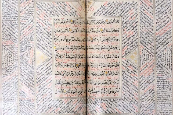 رونمایی از نسخه ۳۶۲ ساله قرآن کریم در مشهد