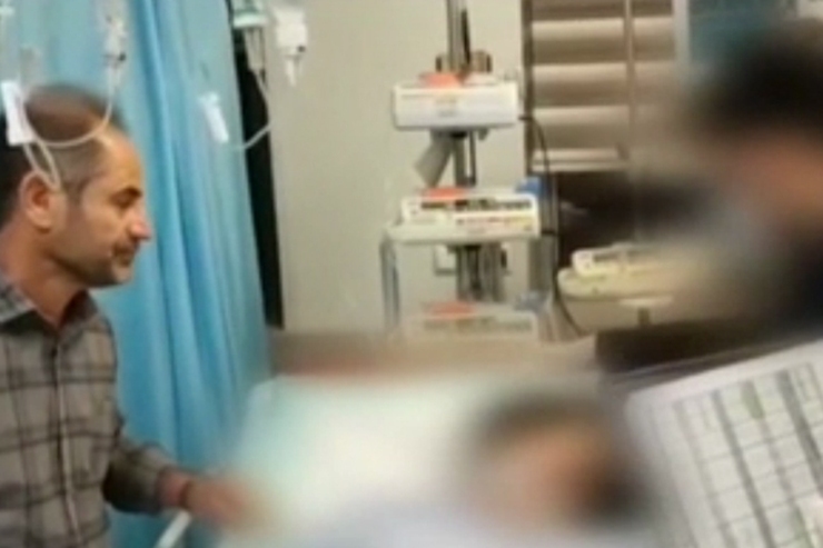 ویدئو | پدر مهسا امینی در بیمارستان: ضربه‌ای به سرش نخورده است