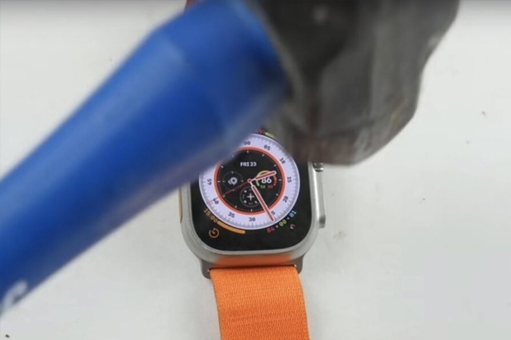 اپل واچ اولترا در برابر چکش | مقاوم‌ترین ساعت هوشمند اپل چقدر دوام می‌آورد؟  + فیلم