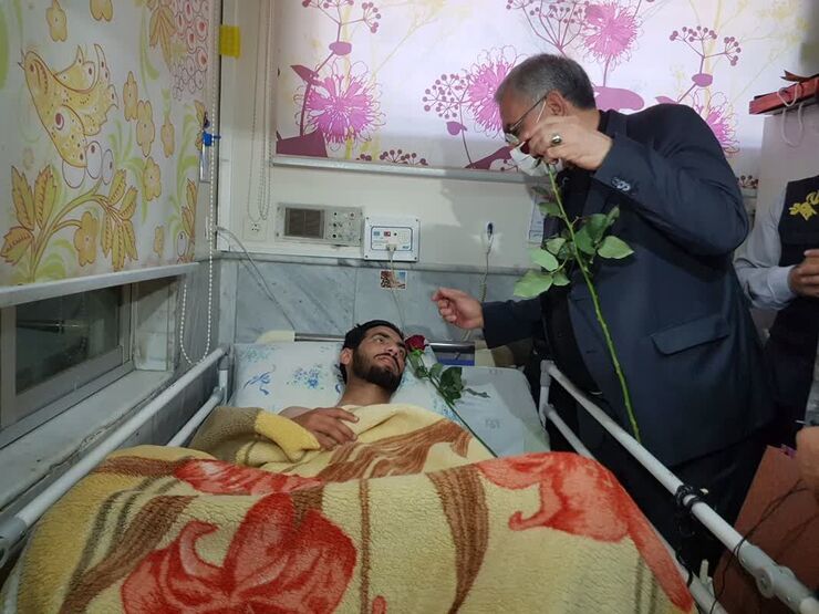عیادت وزیر بهداشت از مامور انتظامی مجروح شده در اغتشاشات مشهد
