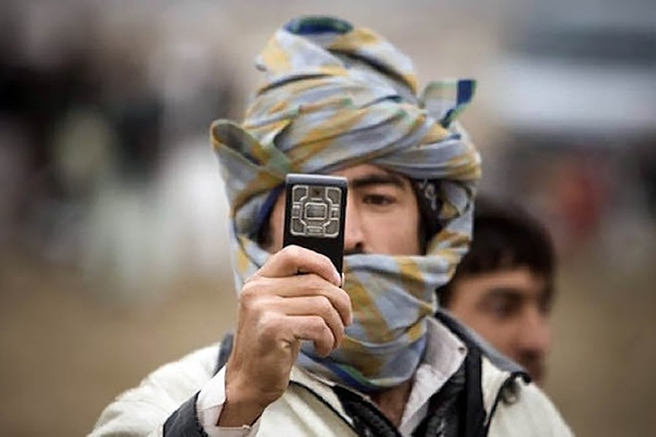 طالبان موبایل‌های هوشمند را در پنجشیر جمع‌آوری می‌کنند