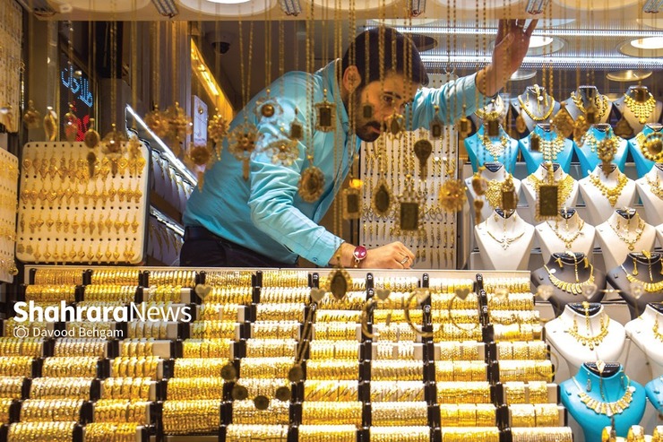 التهاب بازار در پی افزایش تقاضای مردم برای خرید طلا و دلار