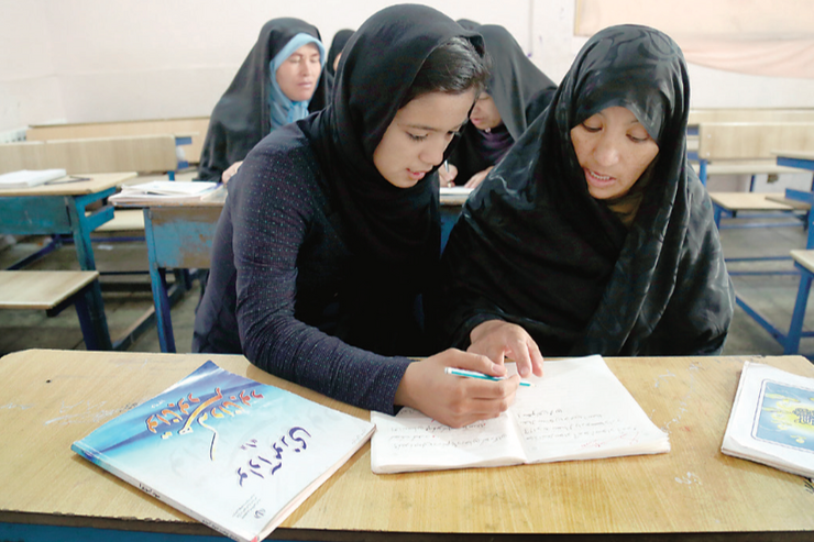 مهاجران افغانستانی می‌توانند با برگه تردد در کلاس‌های سوادآموزی شرکت کنند