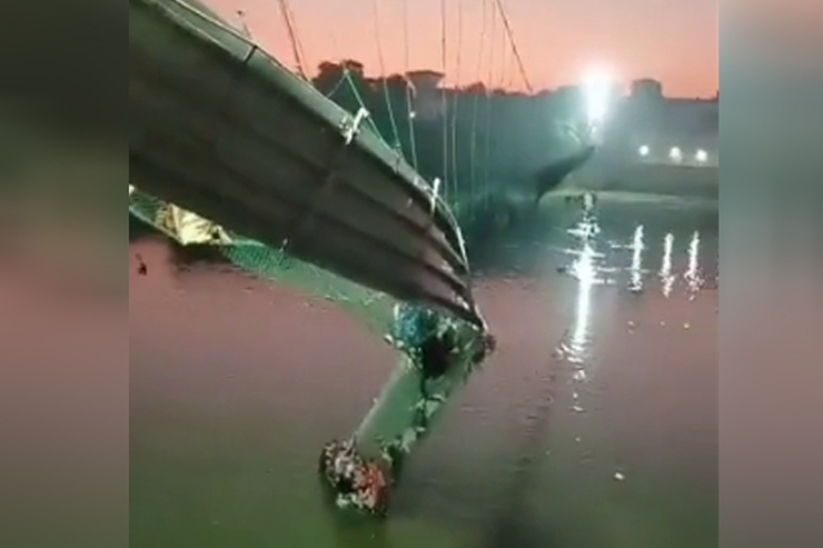 پل معلق در غرب هند با صد‌ها عابر سقوط کرد | بیش از ۱۴۰ کشته و مفقود + فیلم
