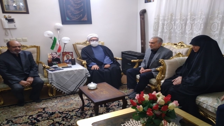 تولیت آستان قدس رضوی با خانواده شهدای مدافع امنیت مشهد دیدار کرد