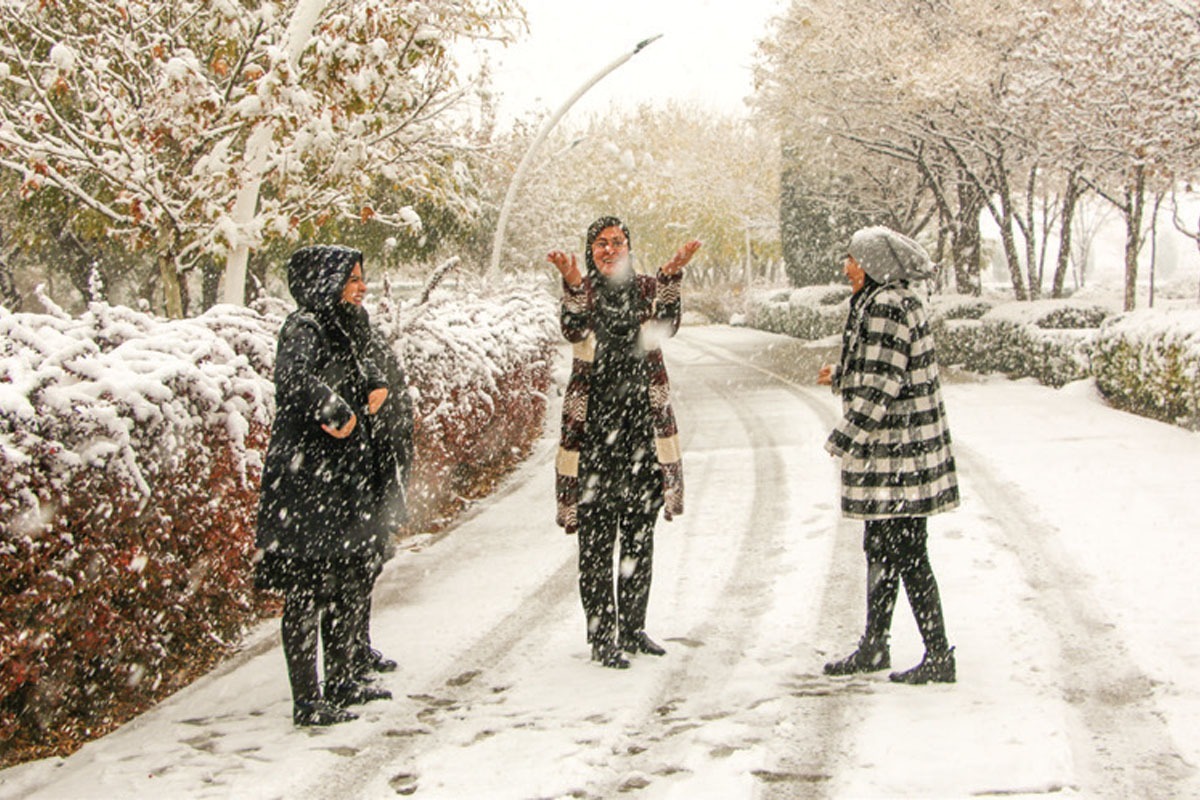 نخستین برف پاییزی، مشهدی‌ها را غافل‌گیر و مدارس را تعطیل کرد