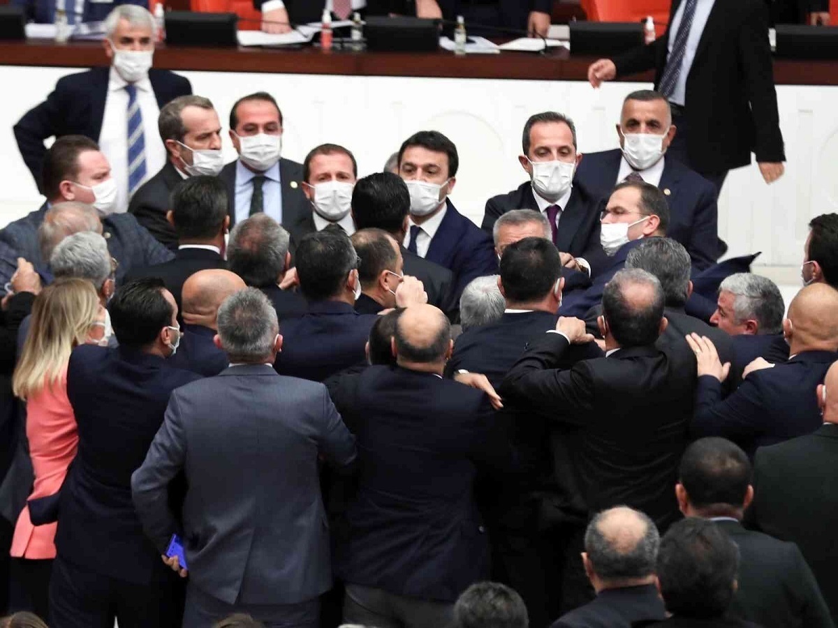 ویدئو| تصاویری از زد و خورد در پارلمان ترکیه