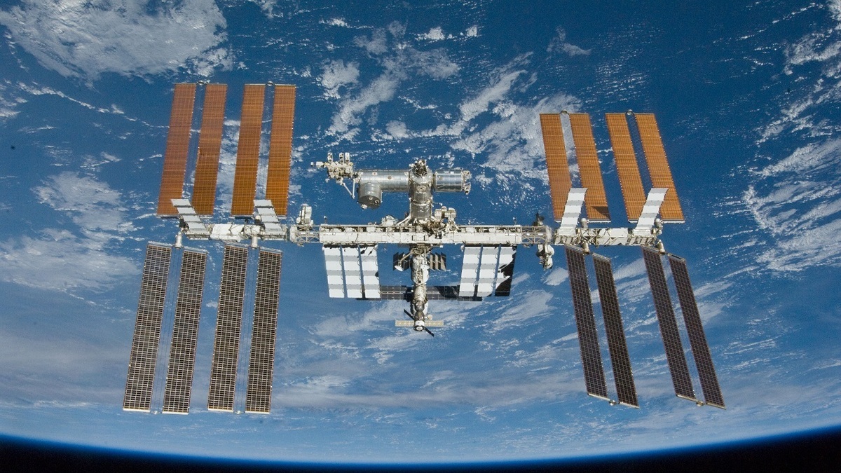 ویدئو| گشتی روی ایستگاه بین‌المللی فضایی با پس زمینه منظره‌ای از زمین