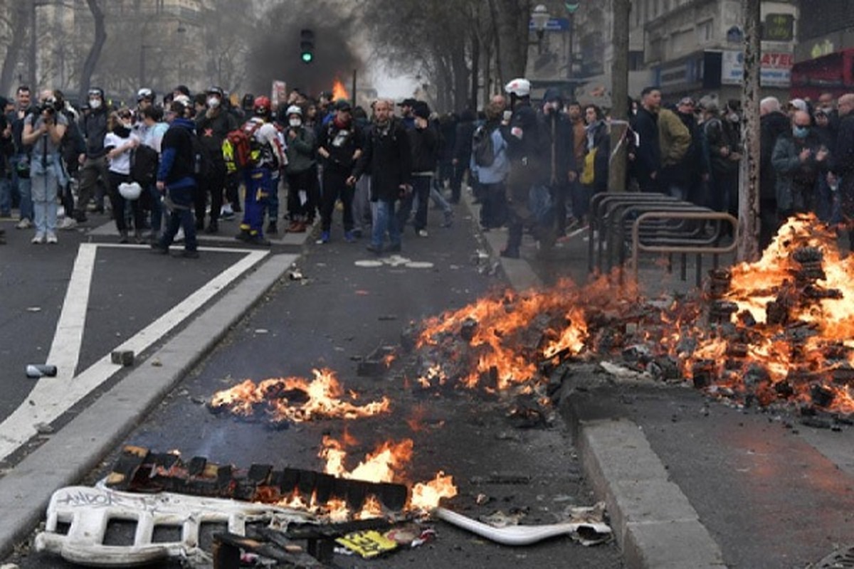 ویدئو | استفاده از گاز اشک‌آور در برابر معترضان در پاریس