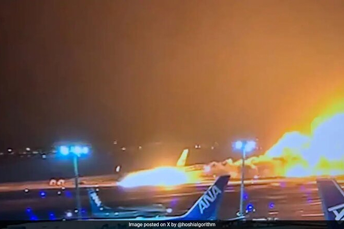 یک هواپیمای مسافربری با ۳۷۹ سرنشین در ژاپن آتش گرفت + فیلم