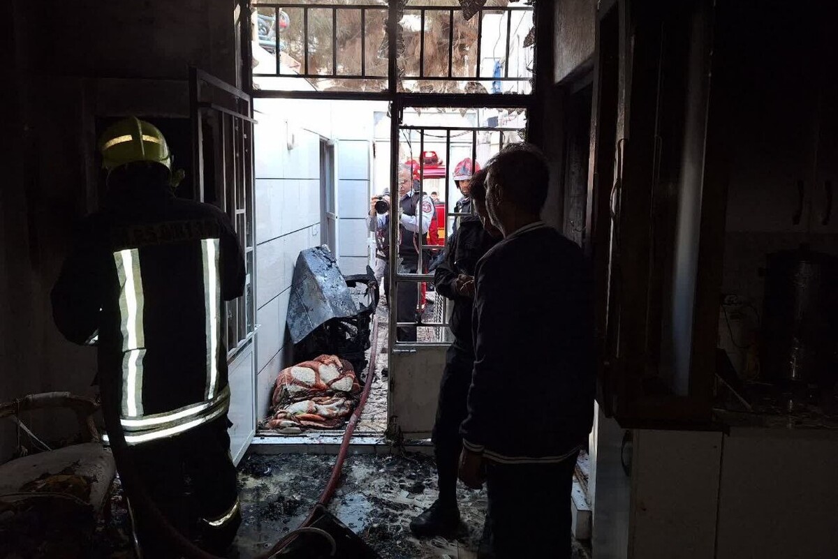مهار آتش سوزی یک منزل مسکونی در مشهد + عکس (۱۲ دی ۱۴۰۲)