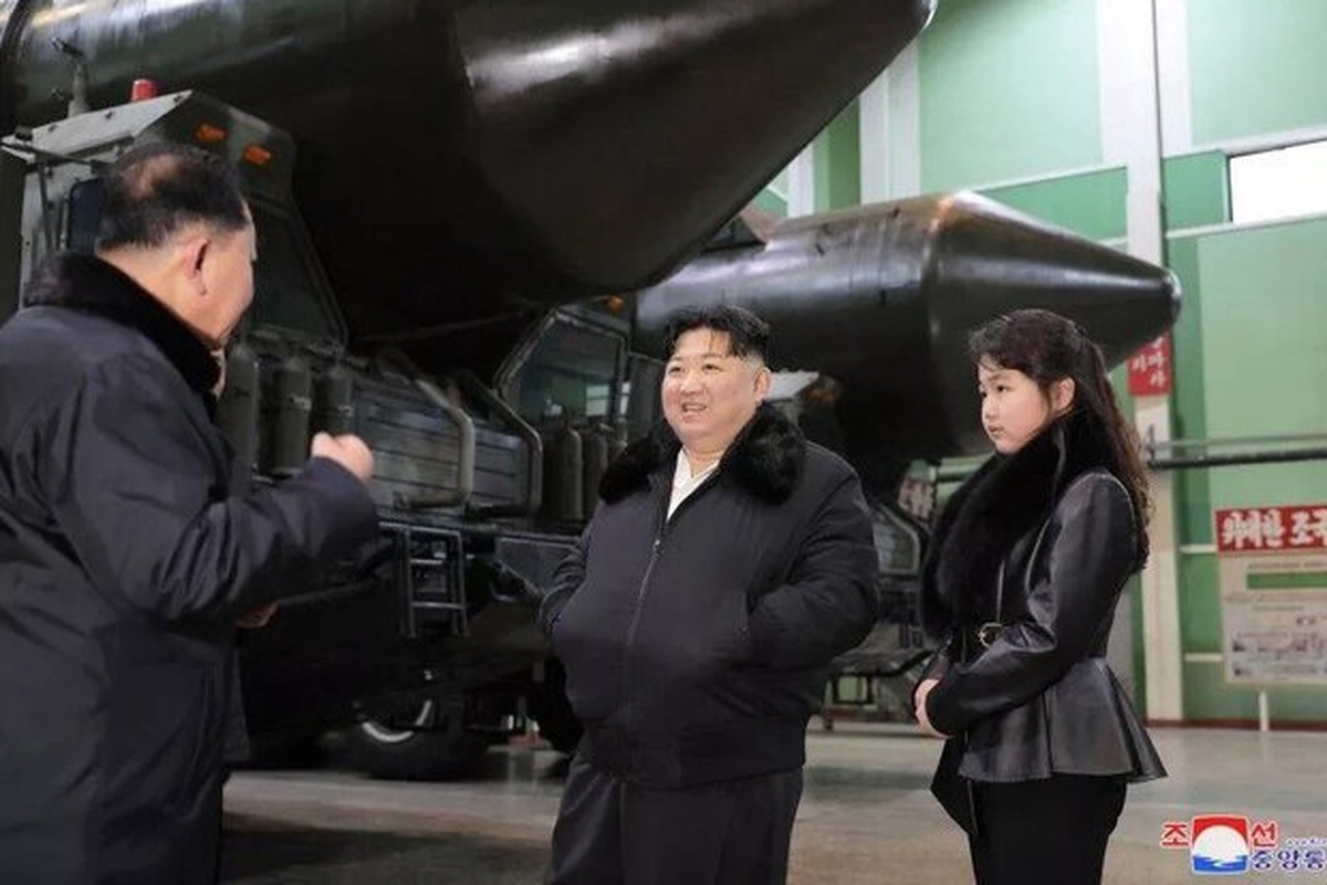 حضور کیم جونگ اون و دخترش در تاسیسات ساخت پرتابگر موشک