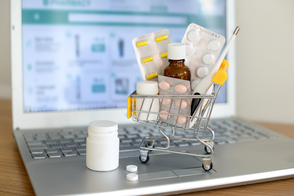 مخالفت داروسازان با فروش اینترنتی دارو | تعارض فروش اینترنتی دارو با قانون