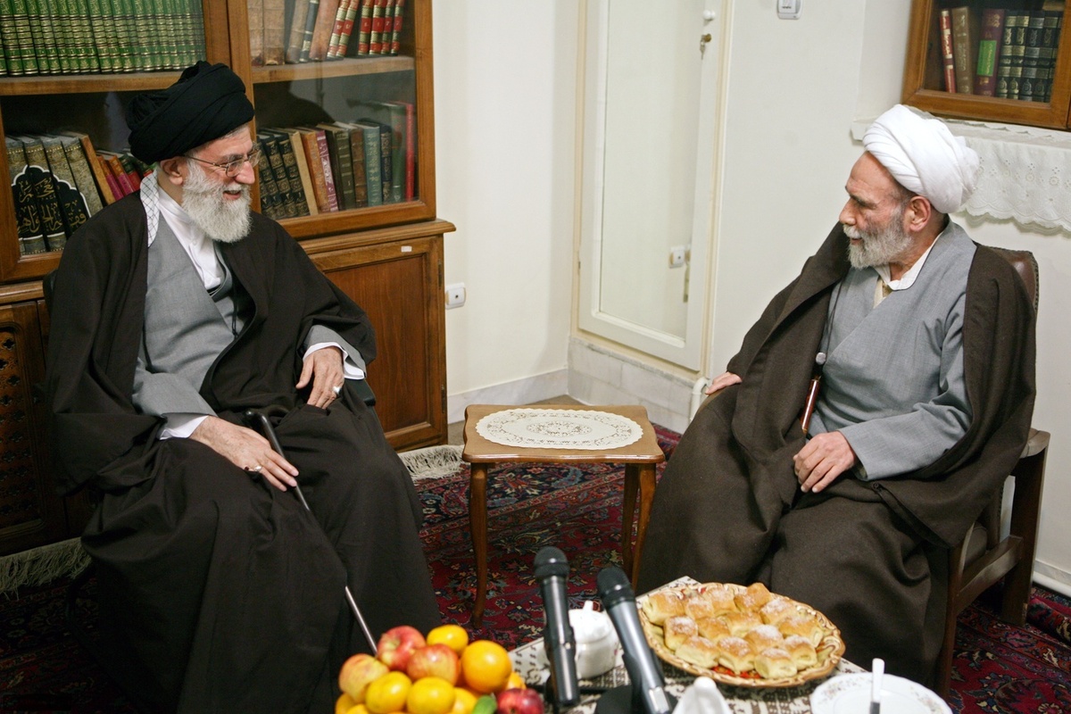 ویدئو | حضور رهبرانقلاب اسلامی در منزل حضرت آیت‌الله حاج‌آقا مجتبی تهرانی در سال٩١
