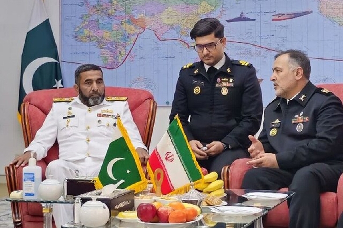 تاکید فرماندهان نیروی دریایی ایران و پاکستان بر تامین امنیت منطقه توسط کشورهای خودی