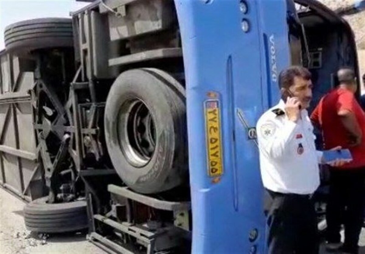 واژگونی اتوبوس مسافربری آذرشهر در محور ایلخچی با ۱۲ مصدوم + فیلم (۲۶ دی ۱۴۰۲)