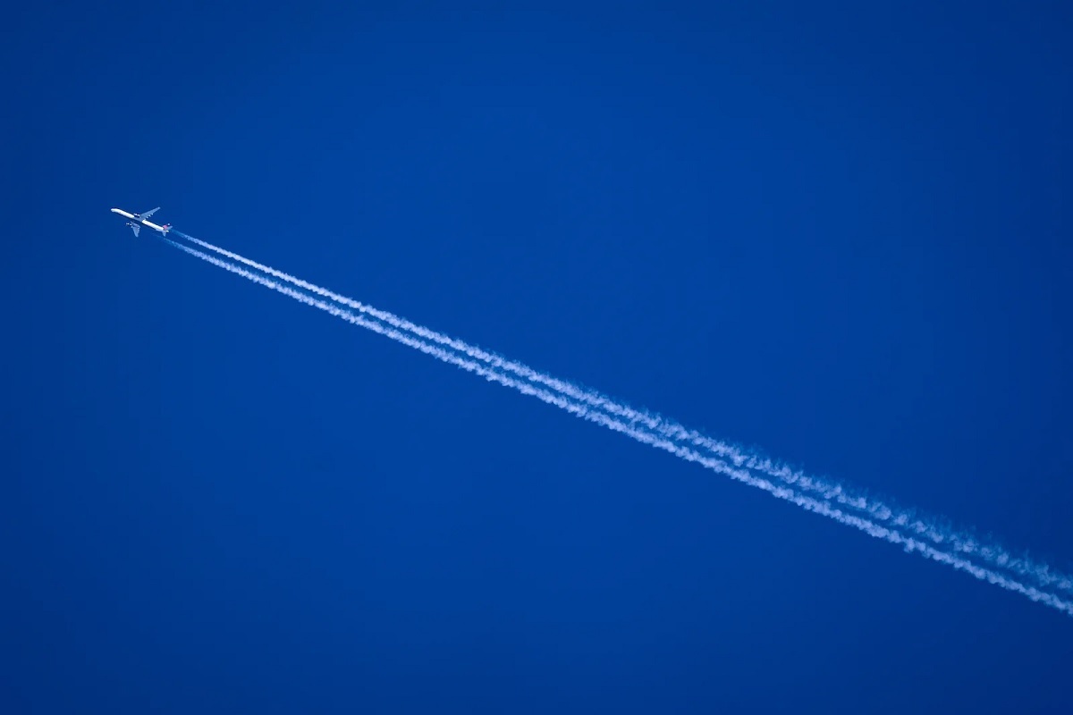 چگونه خط سفید دنباله هواپیما‌ها باعث گرمایش زمین می‌شوند + نقش هوش مصنوعی در جلوگیری از آن