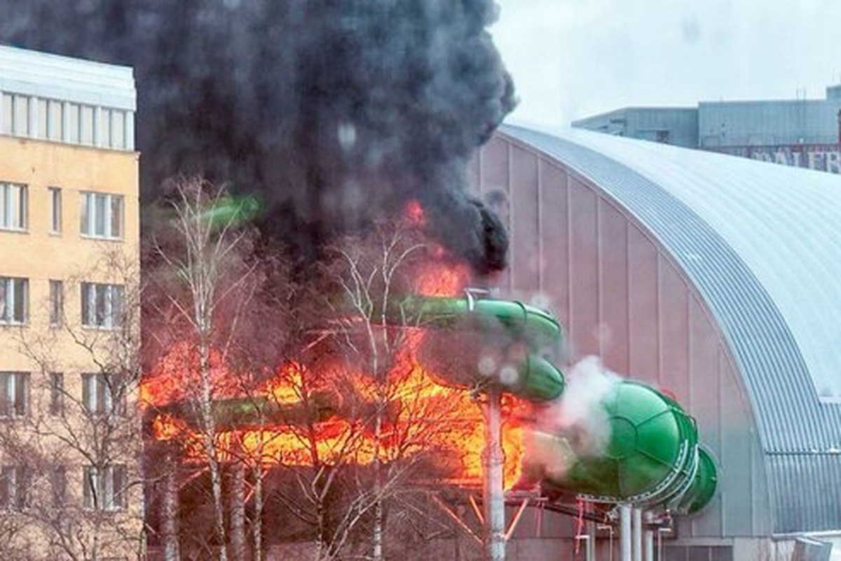 ۱۳ کارگر در آتش‌سوزی شدید در پارک آبی سوئد مصدوم شدند + فیلم