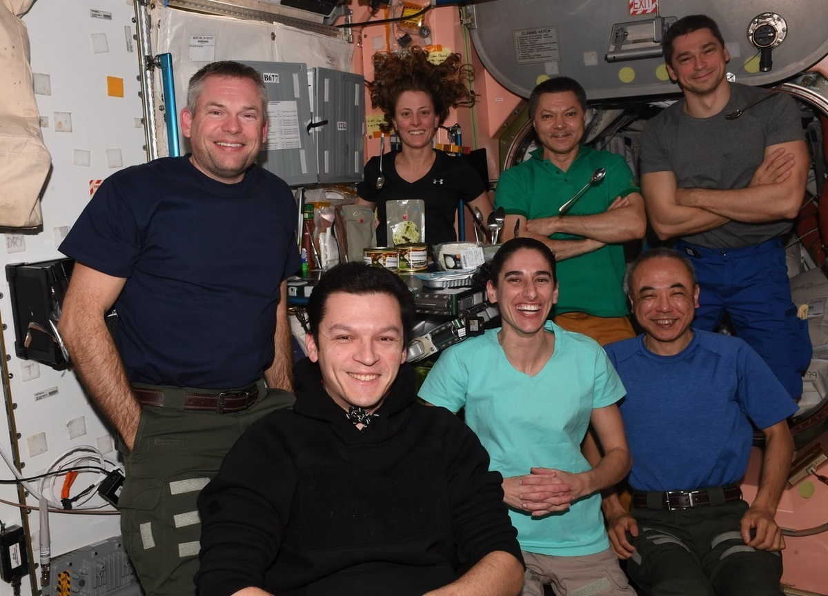 یاسمین مقبلی، فضانورد ایرانی، درحال خوردن قورمه سبزی در فضا + عکس