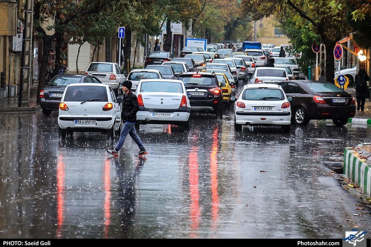 لغزندگی جاده‌ها و ترافیک سنگین در معابر شهری مشهد هم‌زمان با بارش باران (۴ بهمن ۱۴۰۲)