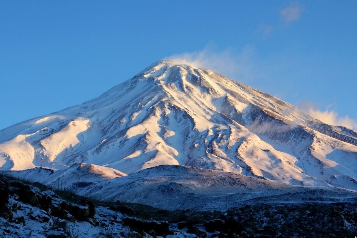 ویدئو| قله دماوند در آغوش ابرها