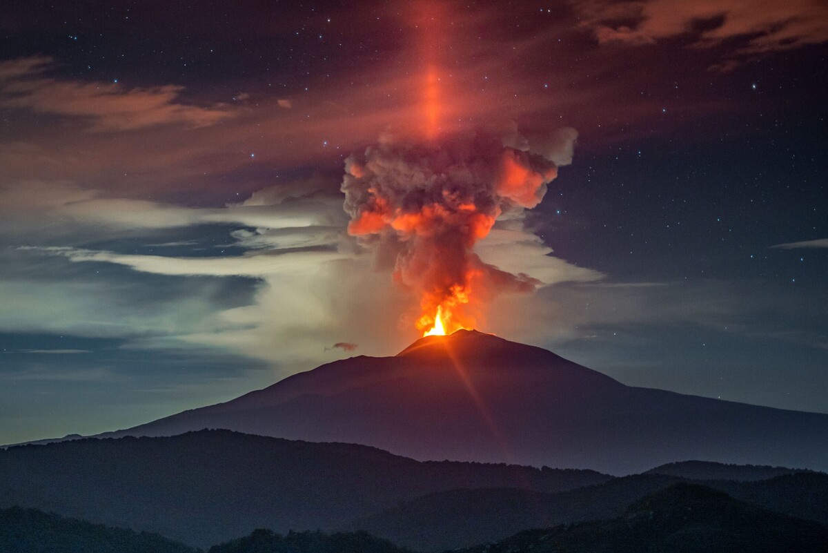 ویدئو| خروش آتشفشان از زاویه ای دیده نشده