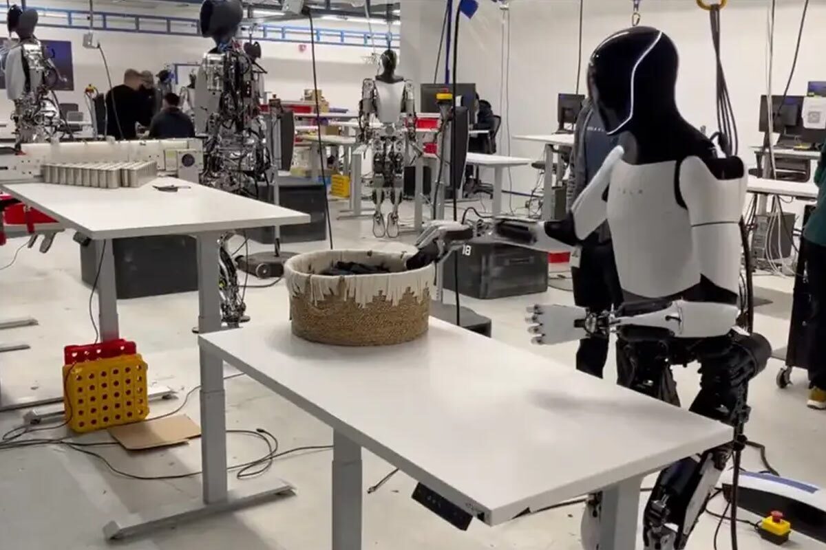 ایلان ماسک آزمایشگاه ربات انسان‌نمای تسلا را با سریال Westworld مقایسه می‌کند