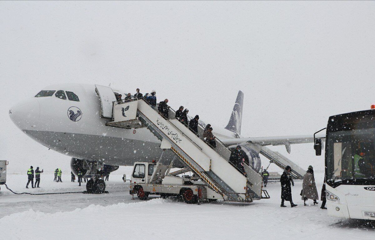 ویدئو| پرواز هواپیما‌های مسافربری باوجود تشدید بارش برف در فرودگاه مشهد (۱۰ اسفند ۱۴۰۲)