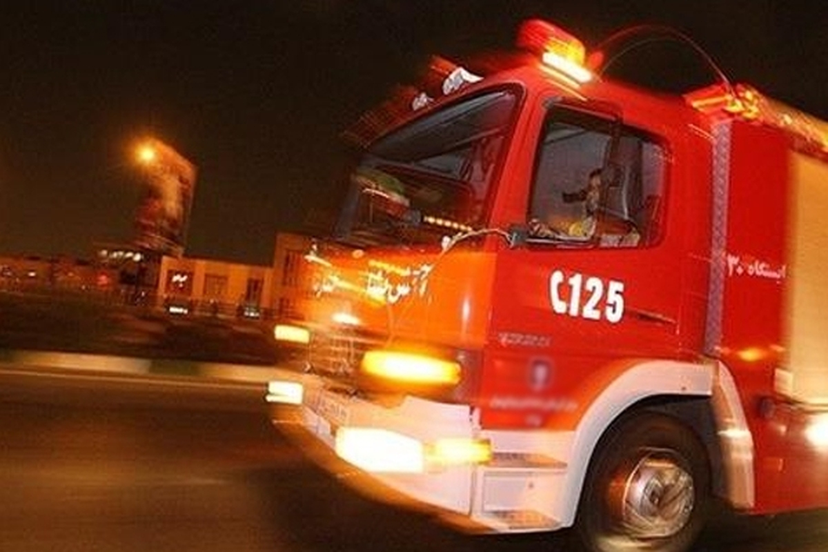 اصابت نارنجک دستی به خودرو آتش‌نشانی در حین عملیات (۲۲ اسفند) + تصاویر
