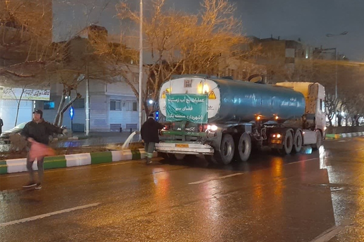 انجام عملیات یخ‌آب زمستانه در سطح فضای سبز شهر مشهد 