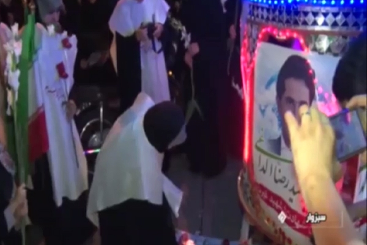 ویدئو | گلباران محل شهادت "حمیدرضا الداغی" توسط دختران سبزواری