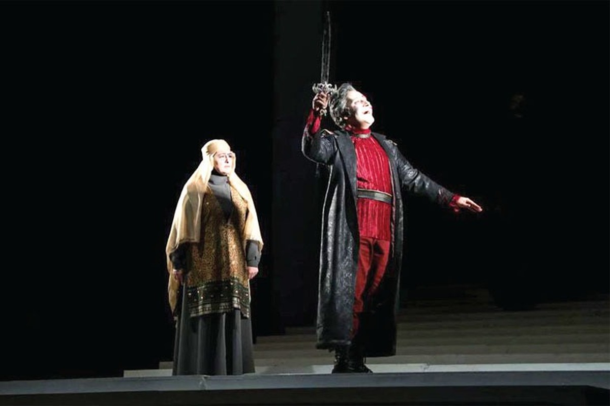 گفتگو با حامد یزدی، بازیگر مشهدی، که این شب‌ها با نمایش پرفروش «بی خردان» روی صحنه تئاترشهر است