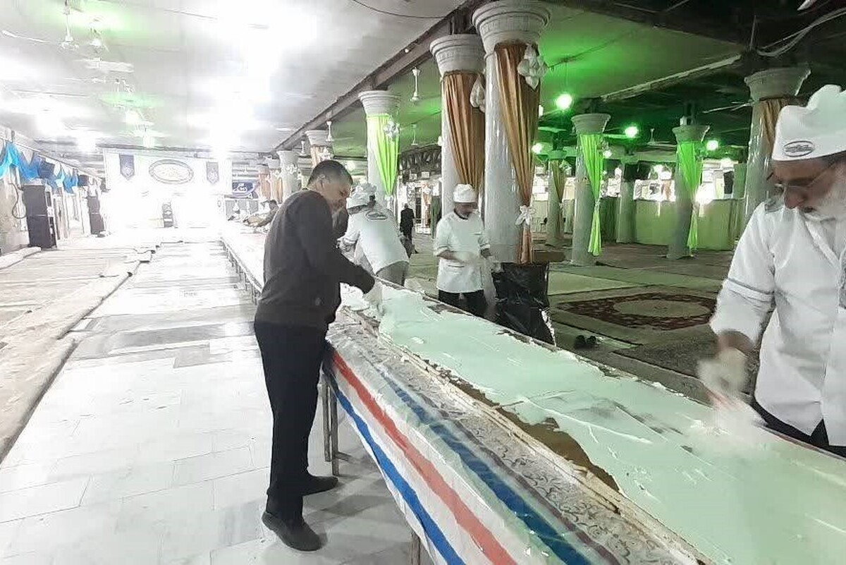 پخت کیک ۱۱۰ متری در مشهد مقدس به مناسبت عید غدیر
