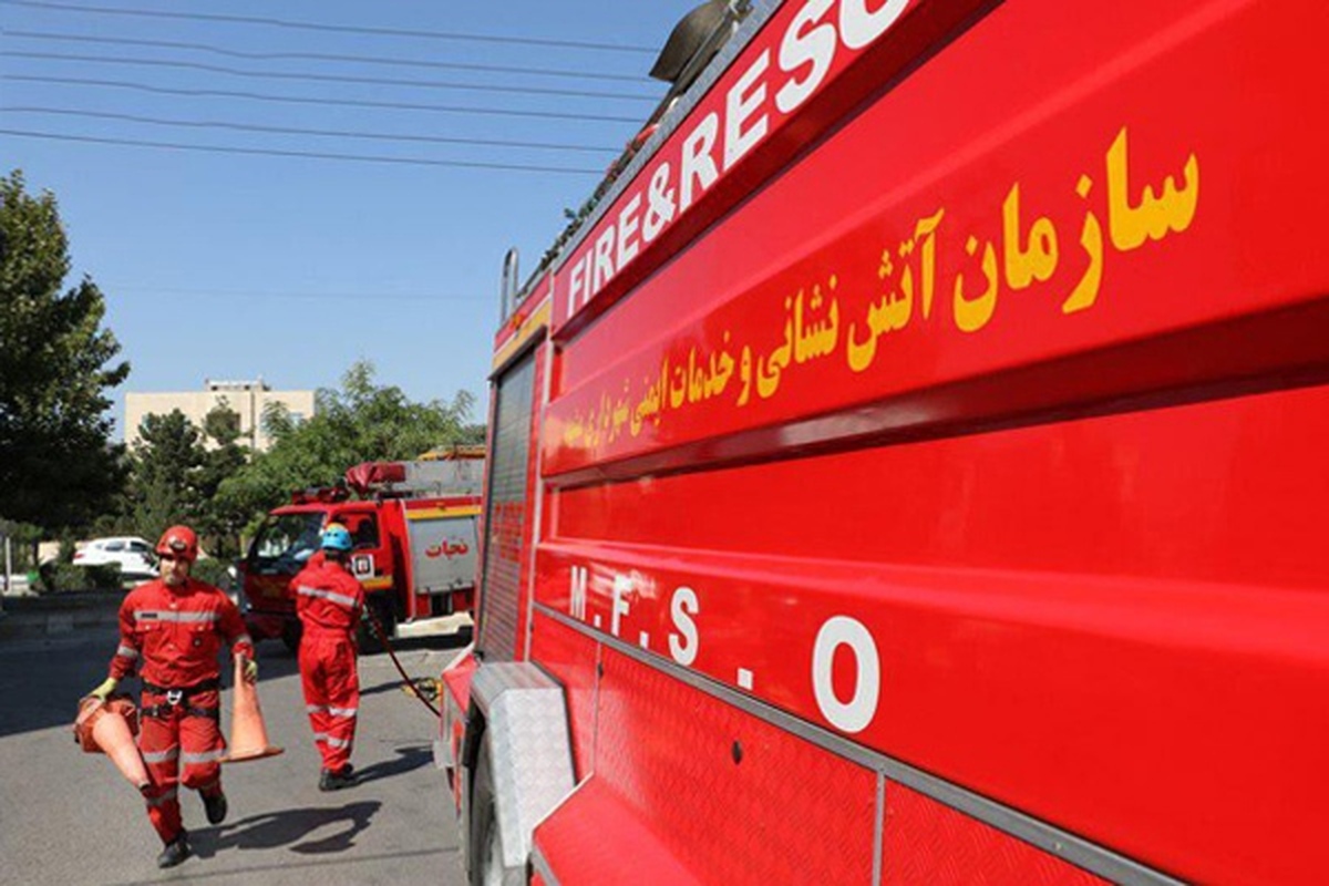 آتش سوزی سنگین ٢ سوله در بزرگراه پیامبر اعظم(ص) | حریق انبار نگهداری کاغذ دیواری در مشهد مهار شد + تصاویر و فیلم