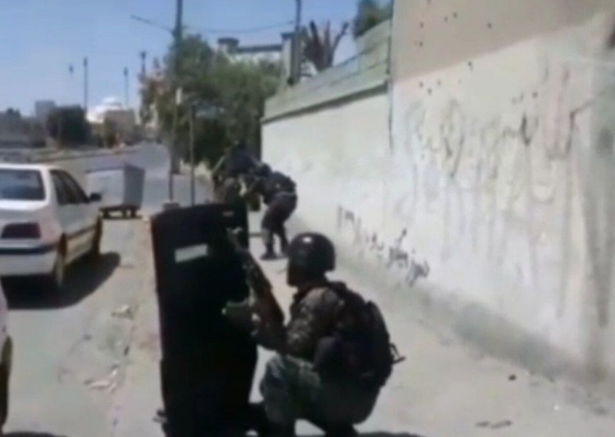 ویدئو | لحظه انهدام اعضای گروه تروریستی جیش العدل پس از جنایت در کلانتری زاهدان