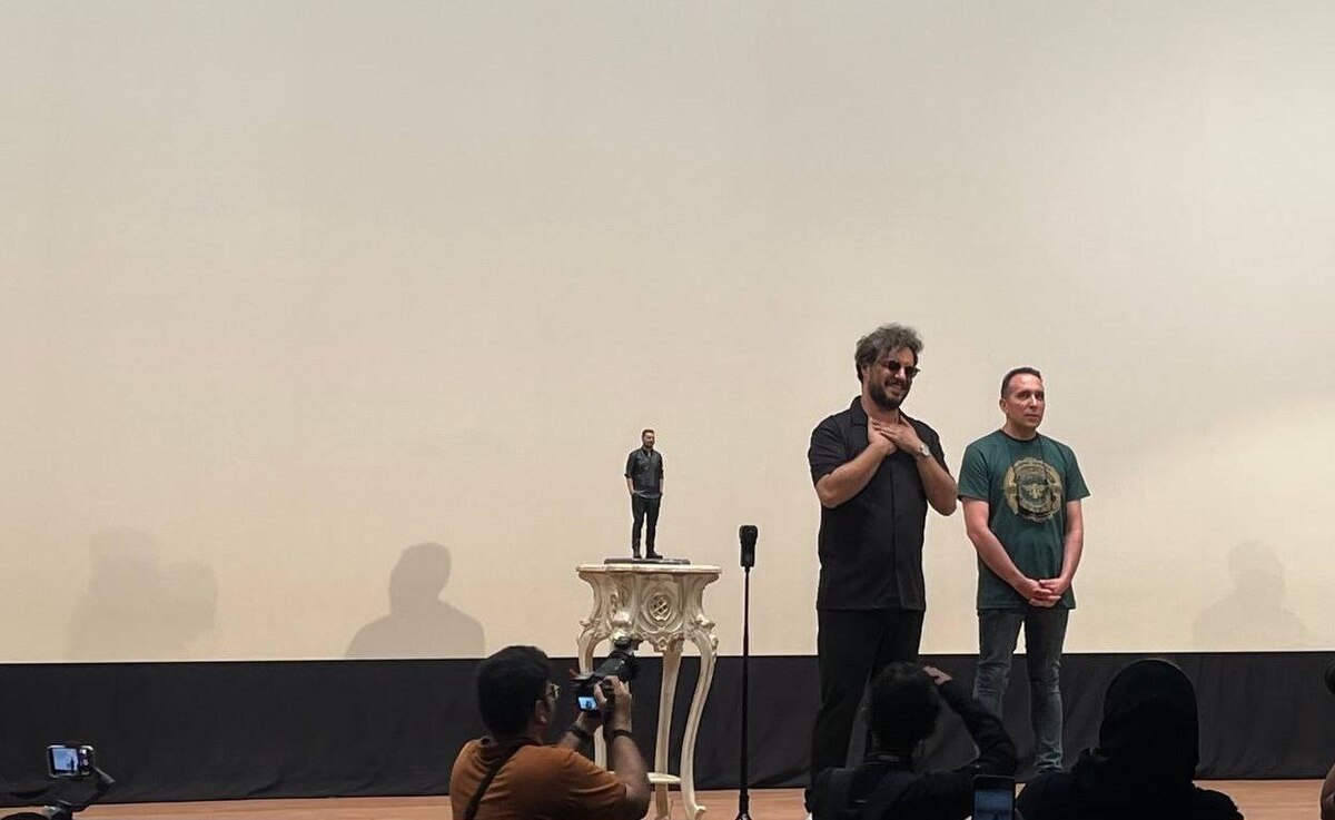 «کت چرمی» با حضور جواد عزتی در مشهد اکران شد | صف عجیب هواداران جواد عزتی + فیلم