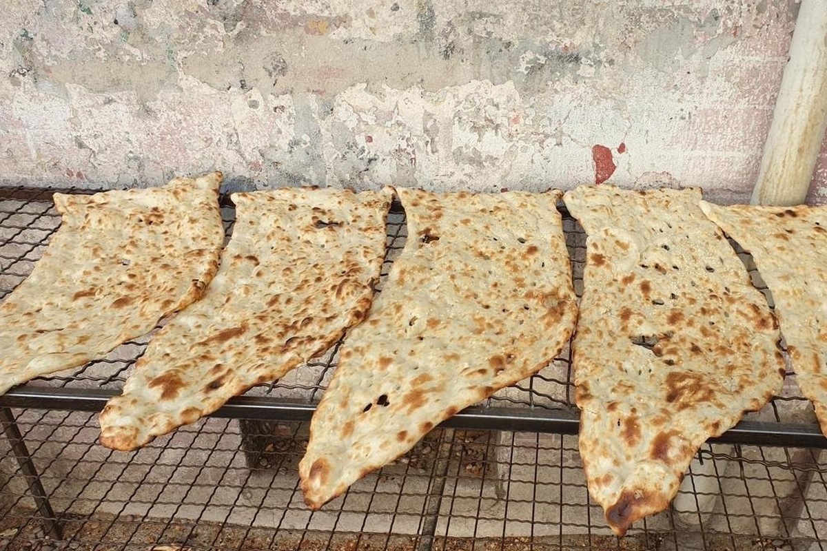 شهروند خبرنگار | گلایه شهروند از وزن و قیمت نان در برخی نانوایی های مشهد